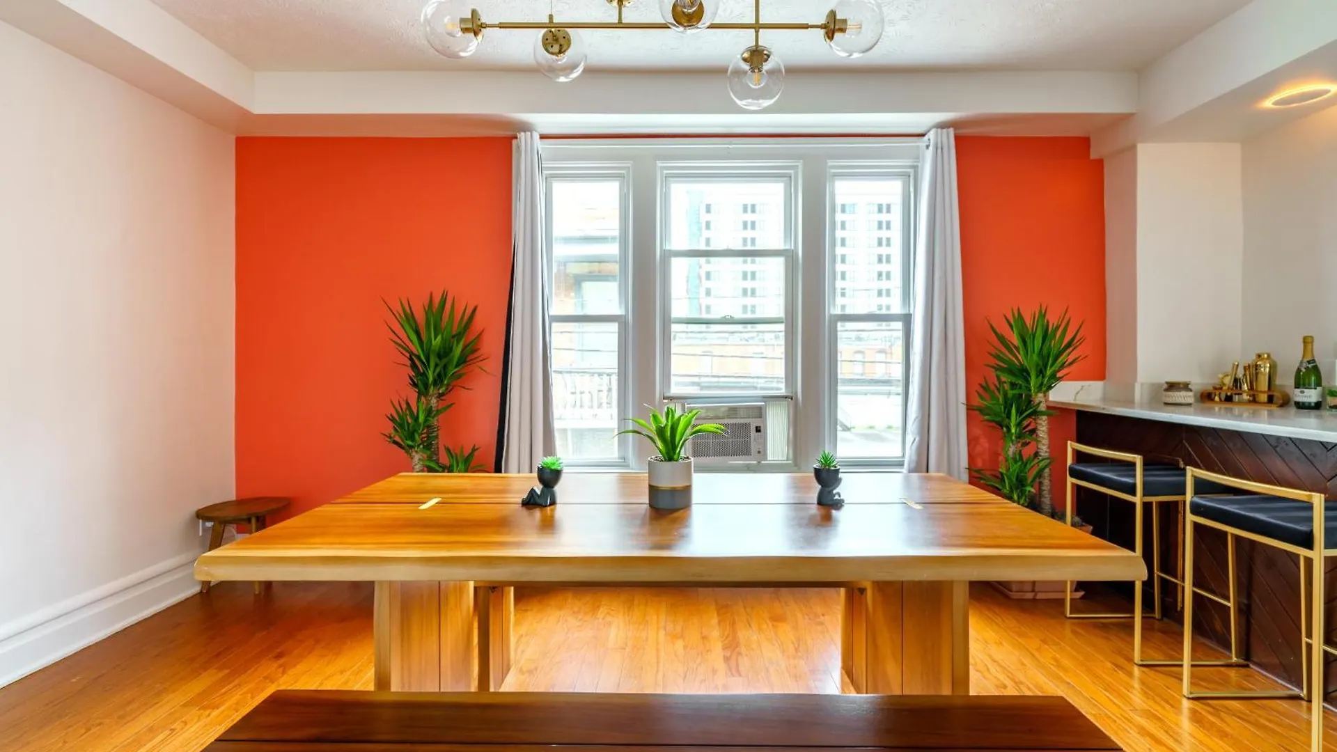 Prime Location Top Rated Clean Parking Free Columbus Holiday home